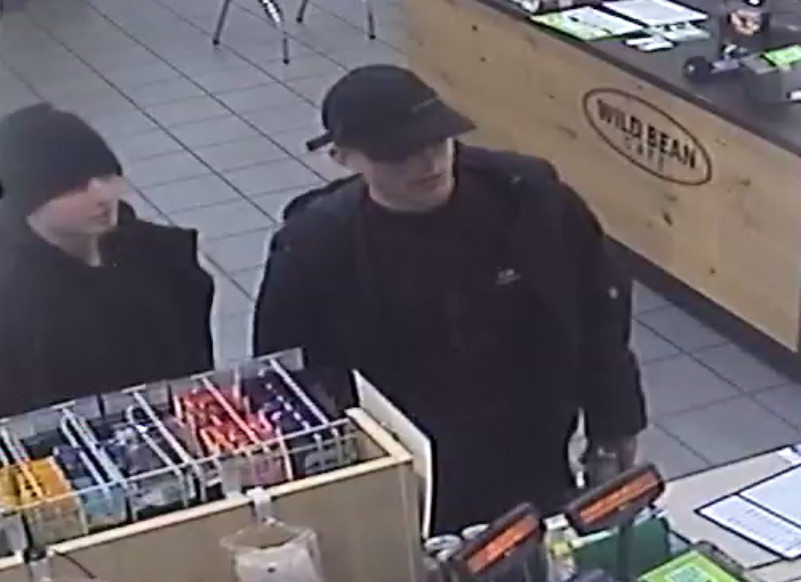 Elbląg, Policjanci z Elbląga poszukują mężczyzn widocznych na nagraniu z monitoringu Elbląg, Policjanci z Elbląga poszukują mężczyzn widocznych na nagraniu z monitoringu