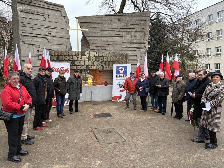 Elbląg, Pod pomnikiem złożono kwiaty i zapalono znicze, Elbląg, Pod pomnikiem złożono kwiaty i zapalono znicze,