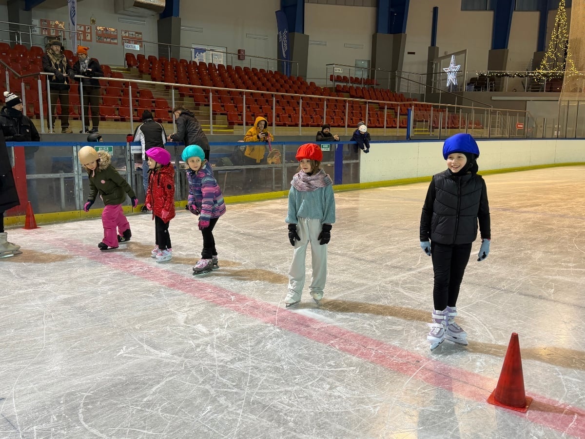 Łyżwiarskie Czwartki pełne dzieci [ Sport ]