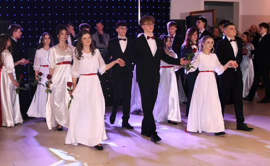 "Między młodzieńczą beztroską a dojrzałością". Studniówka II LO