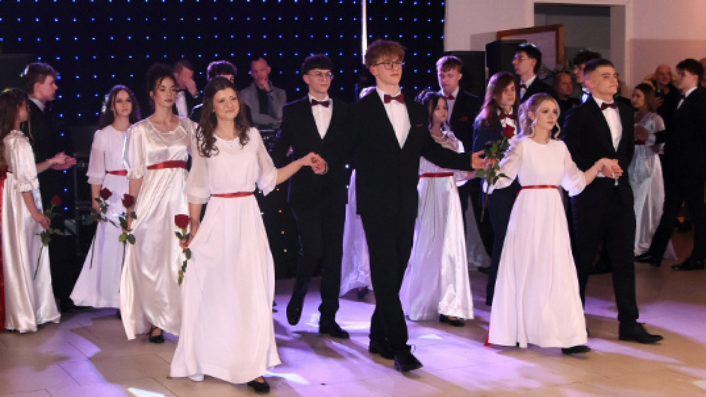 "Między młodzieńczą beztroską a dojrzałością". Studniówka II LO