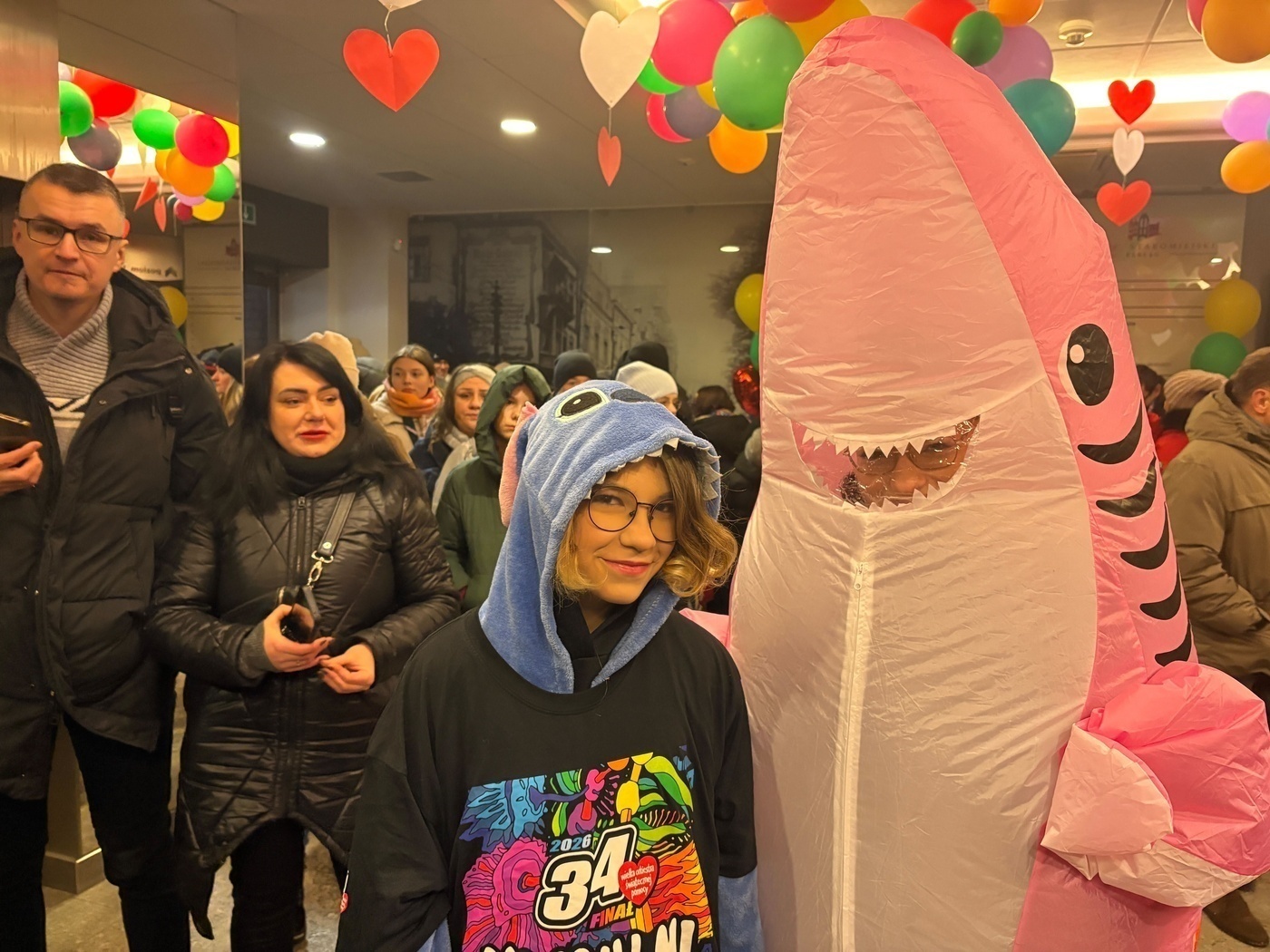 Elbląg, Amelia (w stroju rekina) i Lena kwestują od rana na ulicach Elbląga