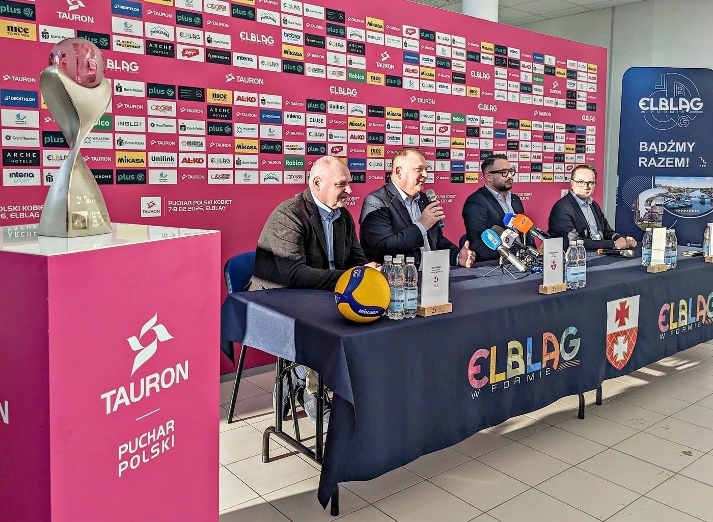 Elbląg, Tauron Puchar Polski już czeka w Elblągu. W konferencji na ten temat wzięli udział (od lewej): Artur Popko (prezes PLS), Michał Missan (prezydent Elbląga), Piotr Kowal (wiceprezydent) i Robert Turlej (członek zarządu województwa)