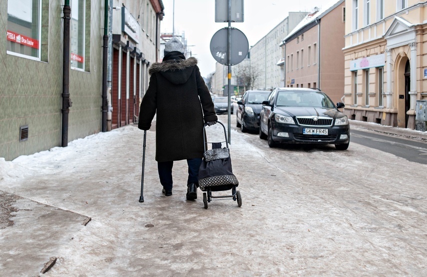 Elbląg, Chodniki skute lodem po poniedziałkowej gołoledzi,