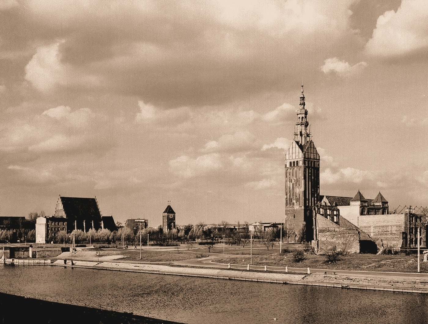 Elbląg, Wieżą kościoła pw. św. Mikołaja i Brama Targowa