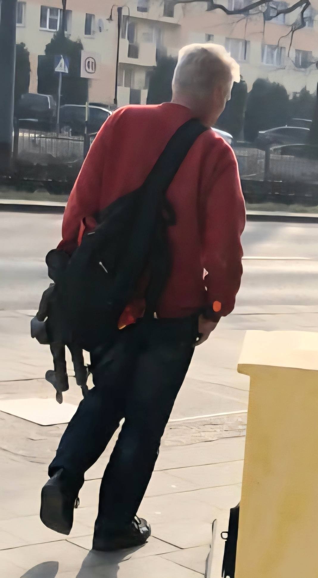 Elbląg, Na zdjęciu widać mężczyznę trzymającego Piekarczyka.