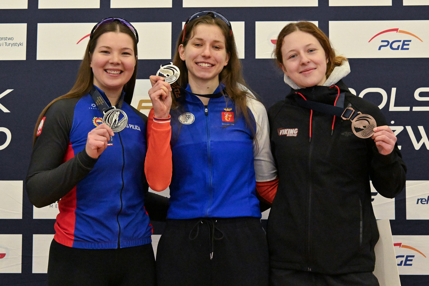 Elbląg, Natalia Jabrzyk (od lewej), Zofia Braun i Emilia Zawisza z medalami MP w łyżwiarstwie szybkim