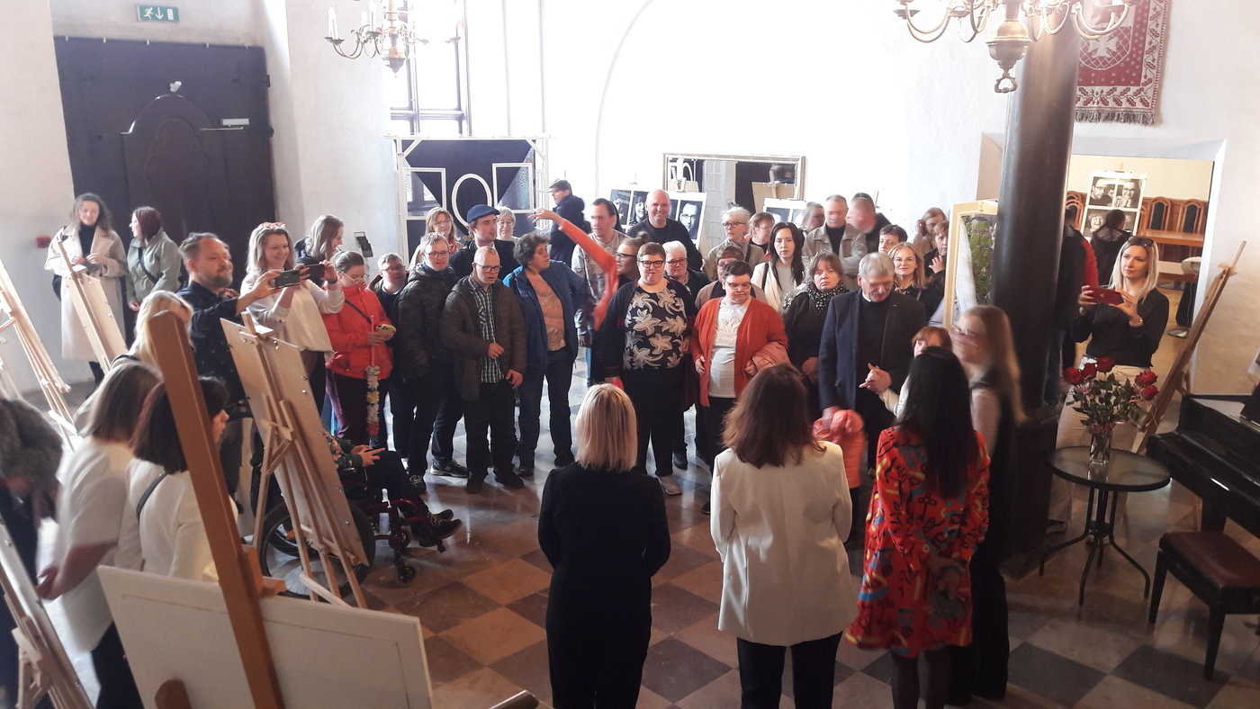 Elbląg, Fotografia, która patrzy głębiej. Relacja z wernisażu „Portret Nieoczywisty"