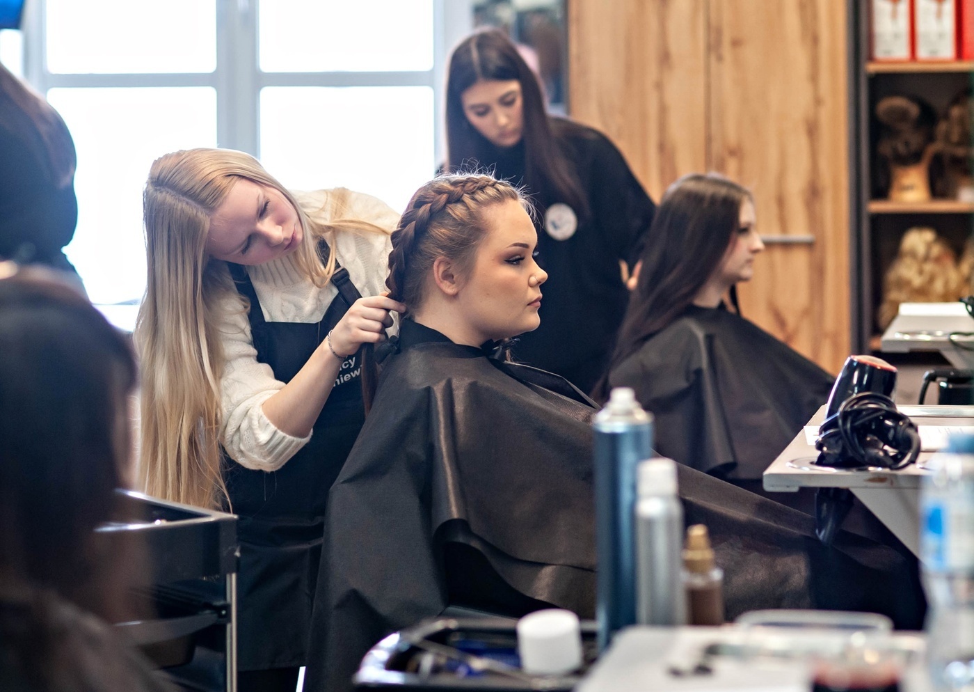 Elbląg, Naprawić samochód i uczesać modelkę