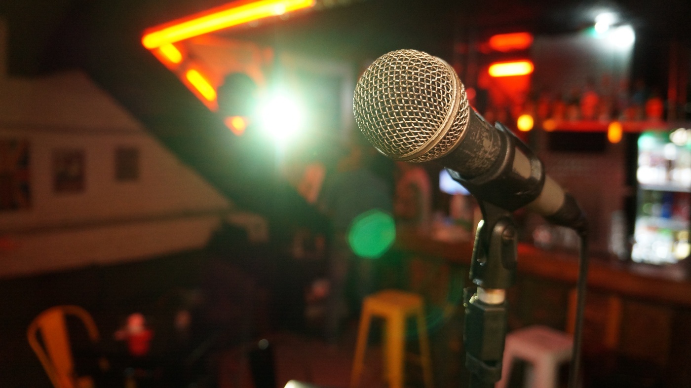 https://pixabay.com/photos/mic-stage-light-show-music-sound-3989883/