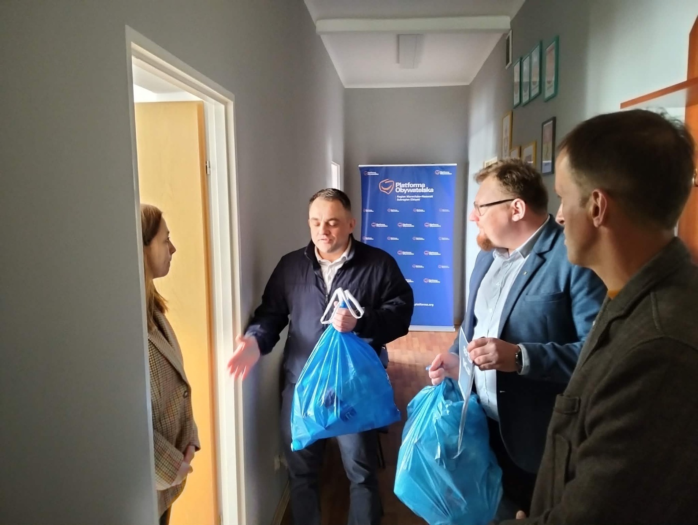 Elbląg, Działacze Konfederacji próbują wręczyć worki z plastikowymi butelkami dyrektorce biura parlamentarnego