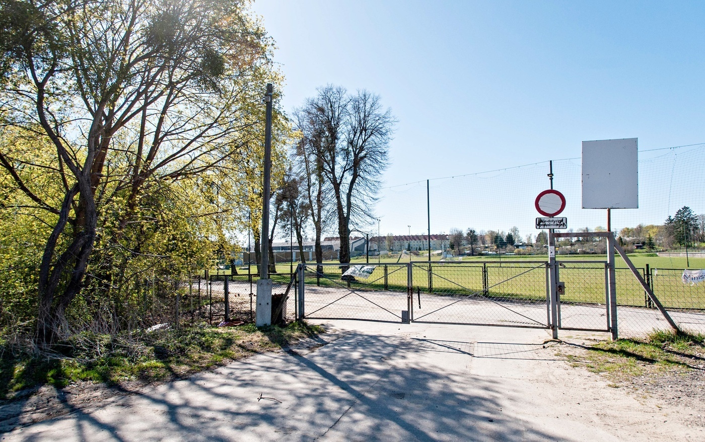 Elbląg, Wjazd na sąsiadujący z parkiem wodnym kompleks piłkarski od strony ul. Kościuszki