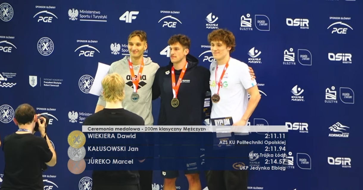 Elbląg, Marcel Jureko (z prawej) z brązowym medalem MP (kadr z transmisji na kanale YT Polskiego Związku Pływackiego)