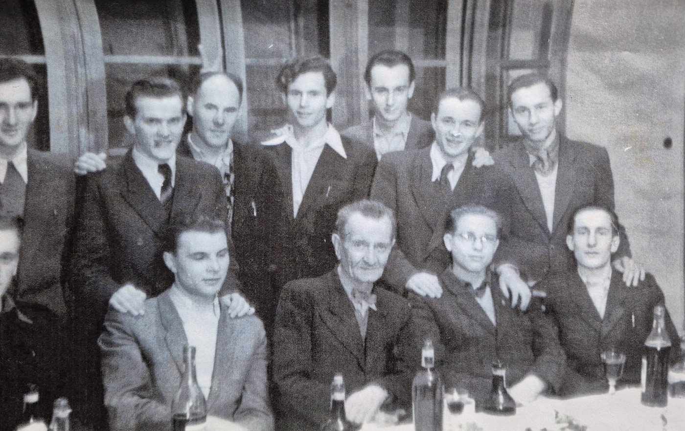 Elbląg, Pierwsza klasa maturalna, Kazimierz Mościcki trzeci od prawej w pierwszym rzędzie, arch. szkoły