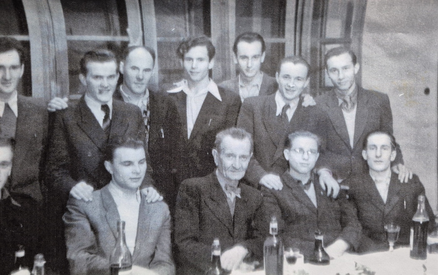 Elbląg, Pierwsza klasa maturalna, Kazimierz Mościcki trzeci od prawej w pierwszym rzędzie, arch. szkoły Elbląg, Pierwsza klasa maturalna, Kazimierz Mościcki trzeci od prawej w pierwszym rzędzie, arch. szkoły