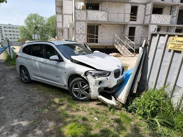 Elbląg, Uderzył w ogrodzenie budowy, miał 2,5 promila Elbląg, Uderzył w ogrodzenie budowy, miał 2,5 promila