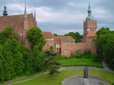 Elbląg, Tak wygląda po blisko trzydziestu latach plac, na którym nadawano tytuły Honorowego Obywatela Fromborka