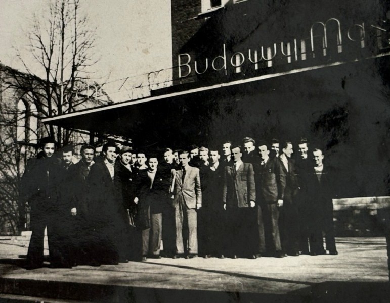 Elbląg, Klasa Henryka Myślińskiego w TBM. W jasnym garniturze inż. Eugeniusz Mędraś (arch. H. Myślińskiego) Elbląg, Klasa Henryka Myślińskiego w TBM. W jasnym garniturze inż. Eugeniusz Mędraś (arch. H. Myślińskiego)
