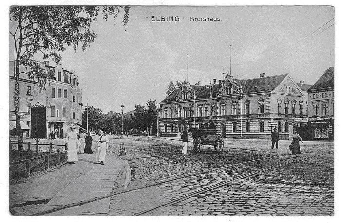 Elbląg, Tory Kolei Nadzalewowej przecinające plac Grunwaldzki (Am Holländer Tor) w Elblągu, początek XX w. Zdjęcie pochodzi z Facebooka, z konta Haffuferbahn - Kolej Nadzalewowa Elbląg, Tory Kolei Nadzalewowej przecinające plac Grunwaldzki (Am Holländer Tor) w Elblągu, początek XX w. Zdjęcie pochodzi z Facebooka, z konta Haffuferbahn - Kolej Nadzalewowa