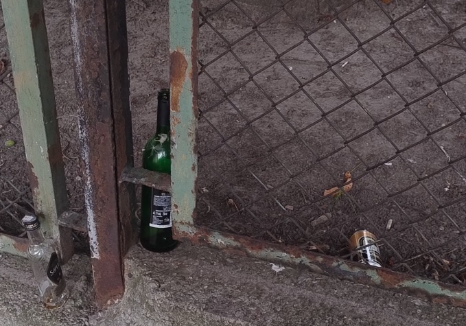 Elbląg, Piją na schodach, śmiecą przy przedszkolu (napisali do nas) Elbląg, Piją na schodach, śmiecą przy przedszkolu (napisali do nas)