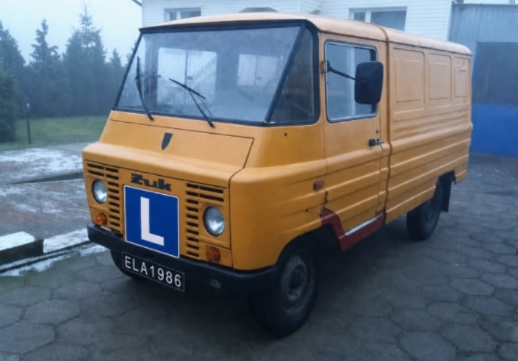 Elbląg, Żuk „blaszak” model A-05 był moim pierwszym doświadczeniem motoryzacyjnym „za kółkiem”. Dzięki temu - zgodnie ze znanym z psychologii prawem pierwszych skojarzeń - stał się silnym punktem odniesienia w późniejszym życiu Elbląg, Żuk „blaszak” model A-05 był moim pierwszym doświadczeniem motoryzacyjnym „za kółkiem”. Dzięki temu - zgodnie ze znanym z psychologii prawem pierwszych skojarzeń - stał się silnym punktem odniesienia w późniejszym życiu