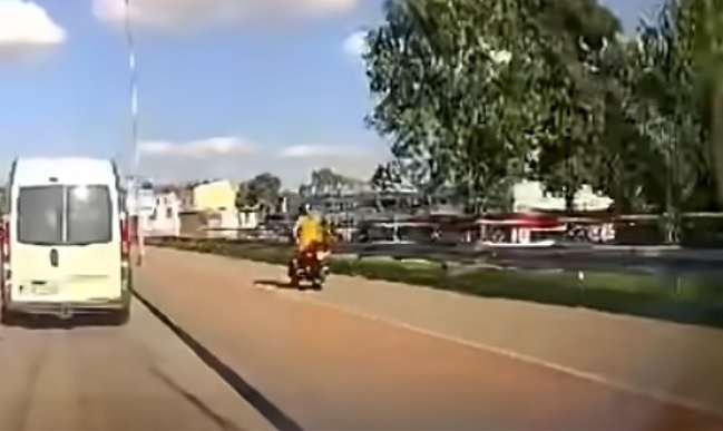 Elbląg, Chciała ominąć korek, wjechała pod volkswagena Elbląg, Chciała ominąć korek, wjechała pod volkswagena
