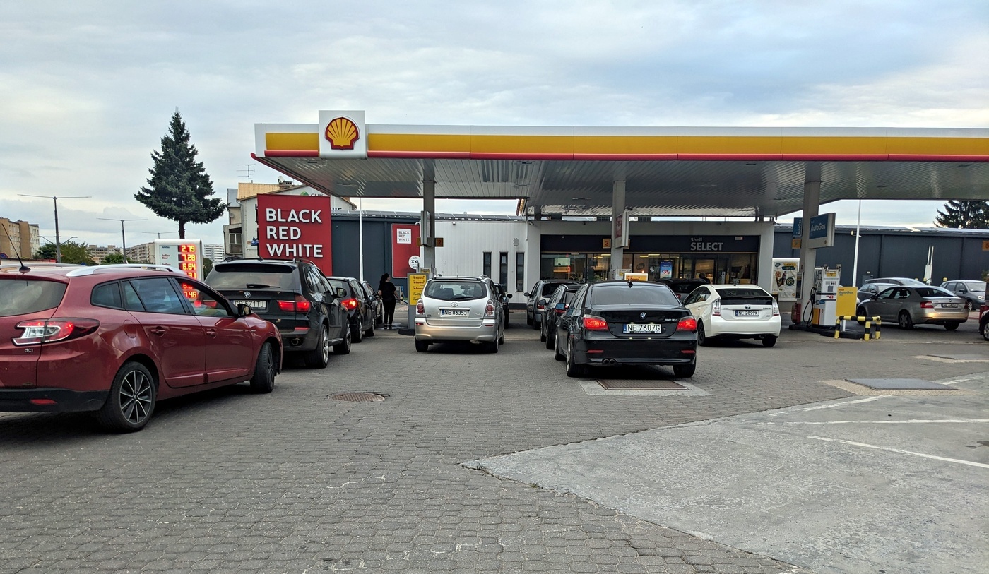 Elbląg, Kierowcy stoją w kolejkach na stacjach paliw Elbląg, Kierowcy stoją w kolejkach na stacjach paliw