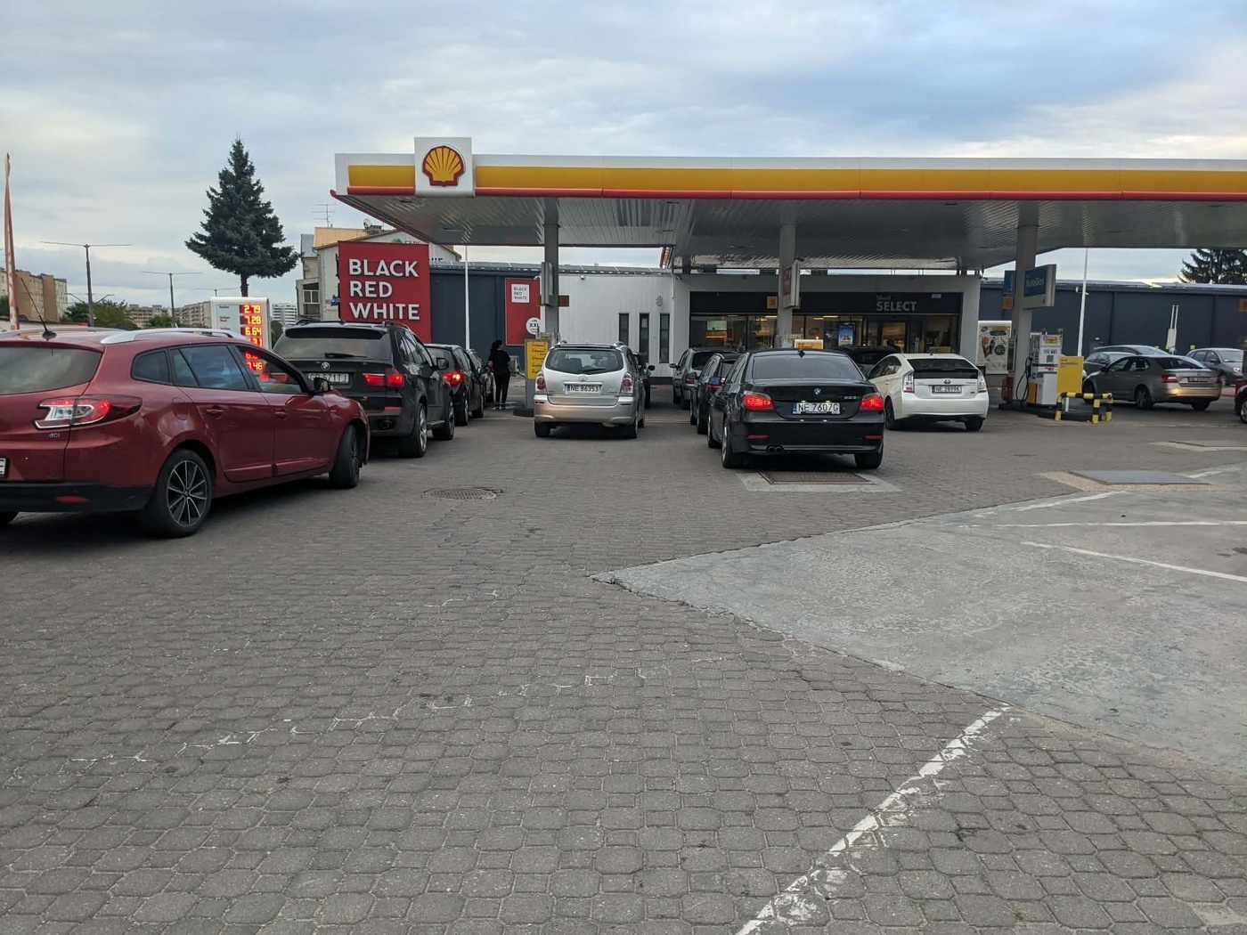 Elbląg, Kierowcy stoją w kolejkach na stacjach paliw Elbląg, Kierowcy stoją w kolejkach na stacjach paliw