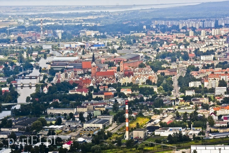 Elbląg, Widok na Elbląg, na pierwszym planie komin ciepłowni przy ul. Dojazdowej
