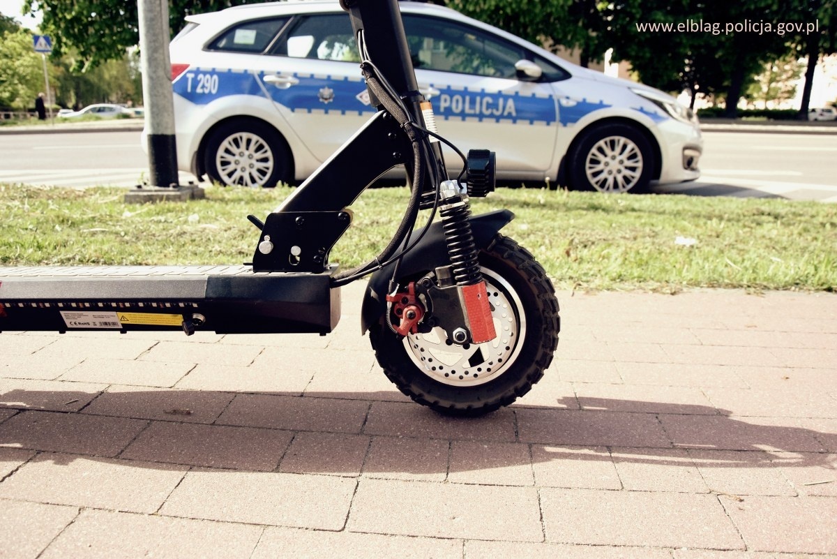 Elbląg, 15-latek na elektrycznej hulajnodze uderzył w volkswagena