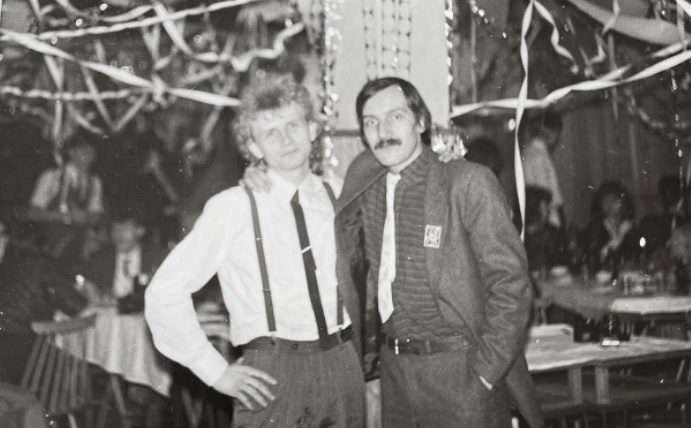 Elbląg, Styczeń albo luty 1987 - studniówka. To zdjęcie najlepiej obrazuje to, co chcę wyrazić tym tekstem. Włodku! - pozdrawiam Cię, gdziekolwiek jesteś! (zdjęcie ze zbiorów prywatnych D. Lewandowskiego) Elbląg, Styczeń albo luty 1987 - studniówka. To zdjęcie najlepiej obrazuje to, co chcę wyrazić tym tekstem. Włodku! - pozdrawiam Cię, gdziekolwiek jesteś! (zdjęcie ze zbiorów prywatnych D. Lewandowskiego)
