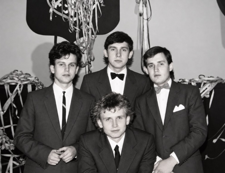 Elbląg, Od lewej: Wiesiek Pachnik, Darek Rowiński, Darek Harasimowicz (śp.) i ja - pamiątkowe zdjęcie ze studniówki w styczniu 1987. Kilka miesięcy później wybrzmiał dla nas ostatni szkolny dzwonek (archiwum D. Lewandowskiego) Elbląg, Od lewej: Wiesiek Pachnik, Darek Rowiński, Darek Harasimowicz (śp.) i ja - pamiątkowe zdjęcie ze studniówki w styczniu 1987. Kilka miesięcy później wybrzmiał dla nas ostatni szkolny dzwonek (archiwum D. Lewandowskiego)