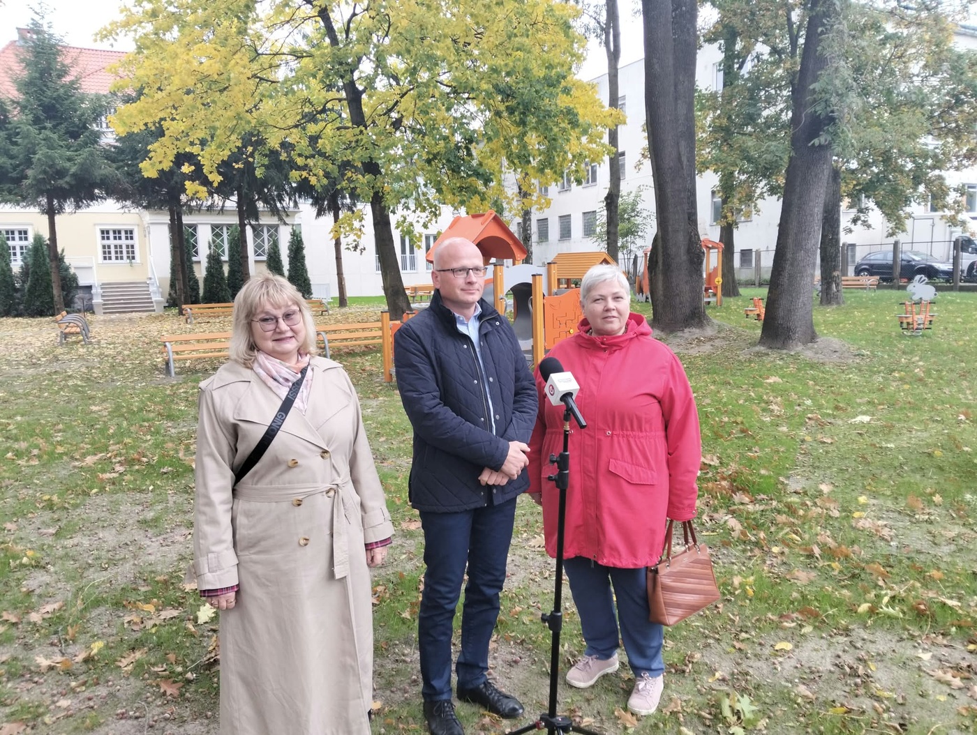 Elbląg, Radni PiS (od lewej): Jolanta Lisewska, Paweł Kowszyński i Elżbieta Banasiewicz opowiadali o przedszkolu nr 8