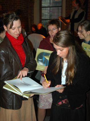 Elbląg, Każdy z uczestników spotkania promującego "Legendy...", które odbyło się w Bibliotece Elbląskiej, otrzymał książkę opatrzoną autografami twórców Elbląg, Każdy z uczestników spotkania promującego "Legendy...", które odbyło się w Bibliotece Elbląskiej, otrzymał książkę opatrzoną autografami twórców