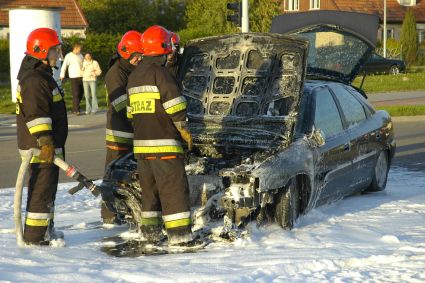 Elbląg, Na ul. Ogólnej strażacy gasili palący się samochód Elbląg, Na ul. Ogólnej strażacy gasili palący się samochód