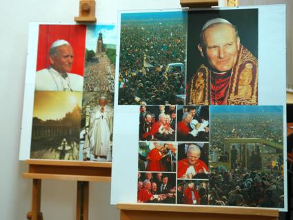 Elbląg, Na wystawie można też oglądać zdjęcia Jana Pawła II