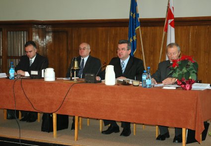 Elbląg, Oni kierują pracami Rady Miejskiej (od lewej): Marek Pruszak, Andrzej Kempiński, Janusz Nowak (przewodniczący RM) i Juliusz Dziewałtowski-Gintowt. Elbląg, Oni kierują pracami Rady Miejskiej (od lewej): Marek Pruszak, Andrzej Kempiński, Janusz Nowak (przewodniczący RM) i Juliusz Dziewałtowski-Gintowt.