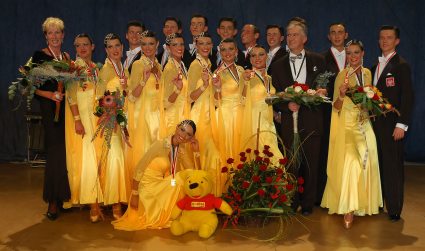 Elbląg, Antoni Czyżyk w otoczeniu tancerzy z formacji Jantar Elbląg, Antoni Czyżyk w otoczeniu tancerzy z formacji Jantar
