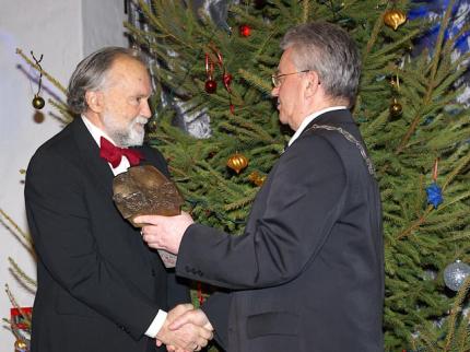 Elbląg, Nagrodę z rąk Henryka Słoniny odbiera Ryszard Tomczyk