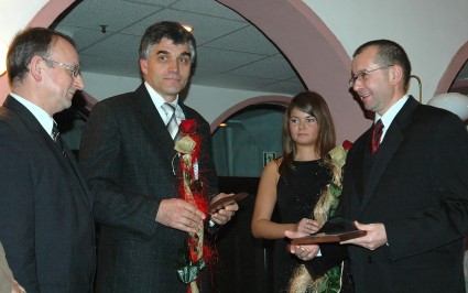Elbląg, Wiceprezydent Marek Gliszczyński (z prawej) wręcza wyróżnienia działaczom Elbląg, Wiceprezydent Marek Gliszczyński (z prawej) wręcza wyróżnienia działaczom