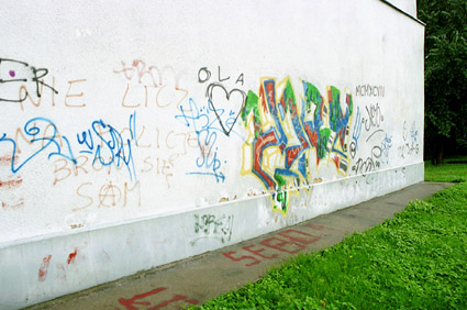 Elbląg, Obok graffiti zmorą administratorów budynków są zwykłe bazgroły na ścianach