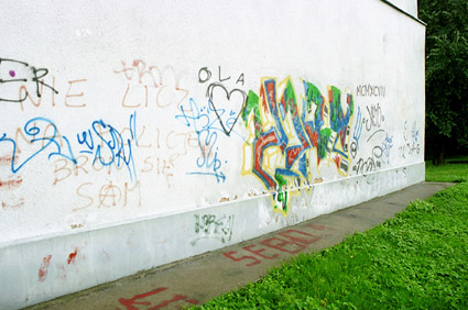 Elbląg, Obok graffiti zmorą administratorów budynków są zwykłe bazgroły na ścianach Elbląg, Obok graffiti zmorą administratorów budynków są zwykłe bazgroły na ścianach