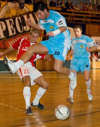 Elbląg, Fragment meczu Copacabana (niebieskie koszulki) - Red Devils La Bamba, czyli Gdańsk kontra Chojnice