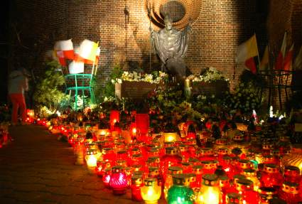 Elbląg, Rok temu przed pomnikiem Jana Pawła II