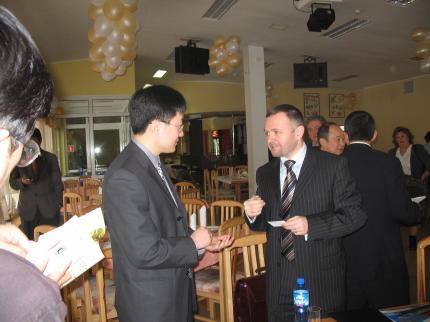 Elbląg, Wójt Grzegorz Nowaczyk rozmawia z Yang Yong Pingiem.