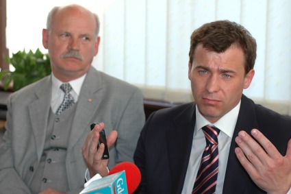 Elbląg, Wojciech Olejniczak, za nim elbląski poseł SLD Witold Gintowt-Dziewałtowski Elbląg, Wojciech Olejniczak, za nim elbląski poseł SLD Witold Gintowt-Dziewałtowski