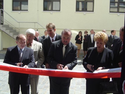 Elbląg, Uroczyste przecięcie wstęgi: Władysław Mańkut, Andrzej Konończuk i Anna Szyszka. Elbląg, Uroczyste przecięcie wstęgi: Władysław Mańkut, Andrzej Konończuk i Anna Szyszka.