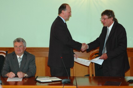 Elbląg, Andrzej Zwierzchowski i Tadeusz Grodziewicz, siedzi prezydent Henryk Słonina