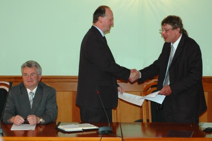 Elbląg, Andrzej Zwierzchowski i Tadeusz Grodziewicz, siedzi prezydent Henryk Słonina Elbląg, Andrzej Zwierzchowski i Tadeusz Grodziewicz, siedzi prezydent Henryk Słonina