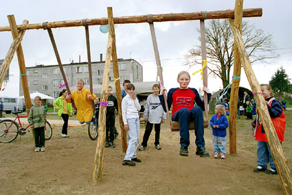 Elbląg, Mieszkańcy osiedla w Przezmarku wybudowali plac zabaw dla dzieci